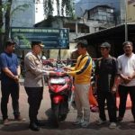 Kapolsek Tambora serahkan kendaraan bermotor kepada pemiliknya