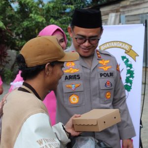 Kapolres dan Wakapolres Tambrauw Beserta Anggota Bagikan Takjil