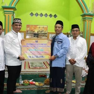 Tebar Kebaikan Ramadan, Rafieq serahkan Bantuan Masjid Al – Jami Banjar Sari Metro Utara