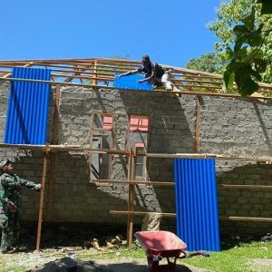 Kekompakan Dalam Kebersamaan, Satgas TMMD 123 Kodim 1510/Sula Berjibaku Pasang Atap RTLH Milik Warga Desa Wailau