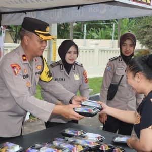 Bentuk kepedulian dan kebersamaan, Polres Sukabumi bagikan takjil gratis 