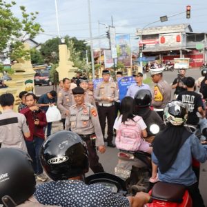 Bersama Awak Media, Kapolres Ketapang Bagikan Takjil Gratis untuk Pengendara di Jalan Raya