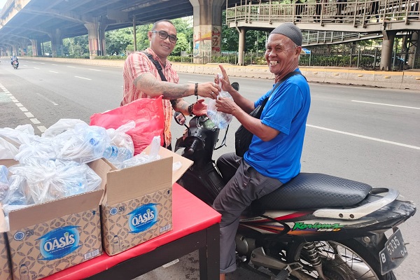 Berbagi Kebahagiaan di Bulan Ramadhan, Kawanua Legend 2000 Bagikan Takjil Gratis