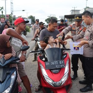 Berbagi Itu Keren, Kabag OPS Polres Sarolangun Turun Kejalan Bagikan Ratusan Takjil