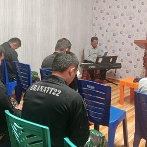 Menjaga Kedamaian Penuh Kasih, Satgas Yonif 112/DJ Pos ILLU Laksanakan Ibadah Bersama dengan Warga Dolinggame