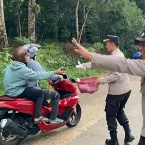 Indahnya Berbagi, Jajaran Polsek Gunungkencana Polres Lebak Bagikan Takjil Kepada Warga
