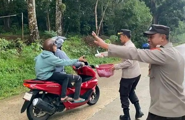 Jajaran Polsek Gunungkencana Polres Lebak membagikan takjil
