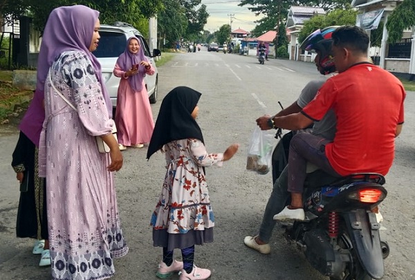 Ajarkan Kebaikan, Murid TK Negri Pertiwi Buton Utara Bagikan Takjil