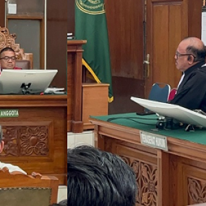 Sidang tuntutan terhadap Akexander Victor Worotikan dalam kasus dugaan TPPU ditunda