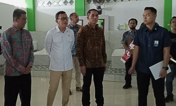 Menteri P2MI Abdul Kadir Karding Segel P3MI Ilegal di Jakarta Timur