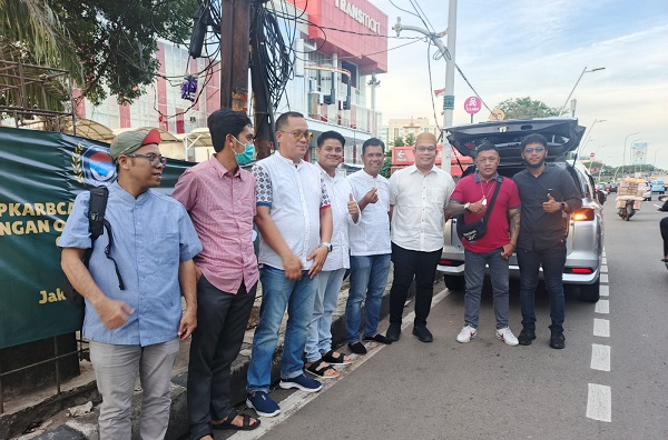 Bagian dari komitmen, Kopkar BCA KSSB berbagi takjil kepada warga