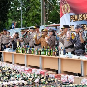 Operasi Pekat Maung 2025:  Polda Banten musnahkan puluhan ribu botol Miras