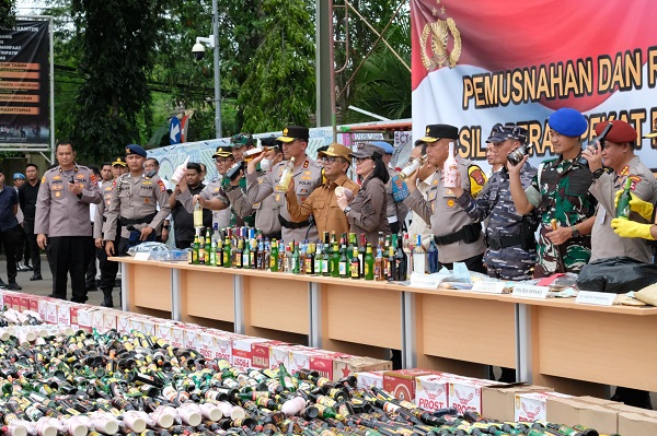Operasi Pekat Maung 2025:  Polda Banten musnahkan puluhan ribu botol Miras