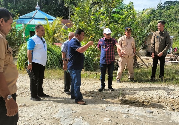 Program 100 Hari Kerja, Bupati Buton Utara Tinjau Jalan Rusak di Kulbar dan Bonegunu