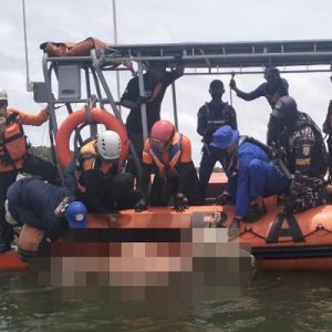 Personel Satpolairud Polres Ketapang Evakuasi Jenazah ABK Tenggelam di Perairan Kendawangan