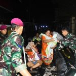 Prajurit Yonmarhanlan VIII Bitung Turun Evakuasi Warga Manado Korban Banjir