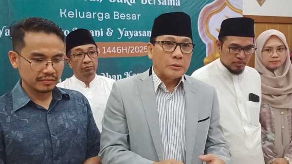 Reward Karyawan Terbaik, dr Wahdi Sirajudin Santuni Anak Yatim dan Berangkatkan Nakes Umroh Gratis