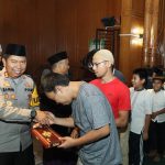 Kapolres Sukabumi Bagikan Ratusan Sarung pada Momen Tarling Ramadan