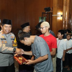 Kapolres Sukabumi Bagikan Ratusan Sarung pada Momen Tarling Ramadan