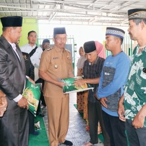 Dihadiri Wabup, BAZNAS Toba Salurkan Beras Zakat Fitrah Ramadhan