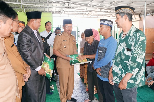 Dihadiri Wabup, BAZNAS Toba Salurkan Beras Zakat Fitrah Ramadhan