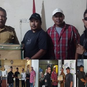 Warga Desa Kaliwlingi Kabupaten Brebes sampaikan THR kepada instasi Keperintahan