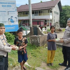Polsek Matan Hilir Selatan Bagikan Takjil Kepada Warga