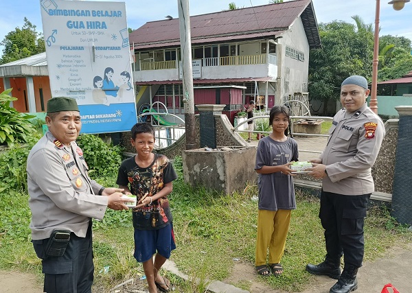 Polsek Matan Hilir Selatan Bagikan Takjil Kepada Warga