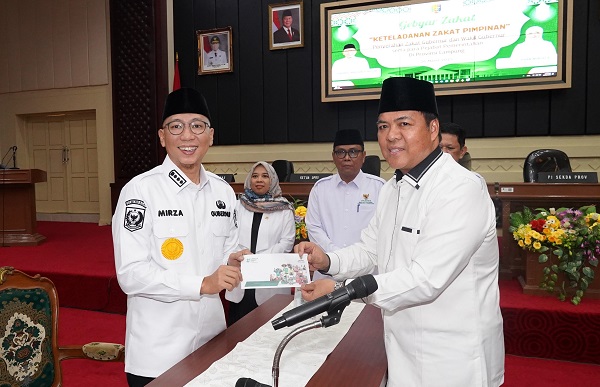 Dorong ASN Berzakat, Gubernur Lampung Tunaikan Zakat Fitrah dan Zakat Mal Melalui Baznas