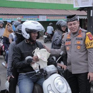 Menjelang Buka Puasa, Kapolres Ketapang Bersama Pejabat Utama Bagikan Takjil