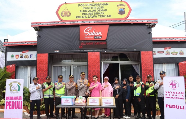 Kunjungi Pos Pengamanan Lebaran Idul Fitri 1446 Hijriyah, Kapolres dan Ketua Bhayangkari Demak Semangati Petugas