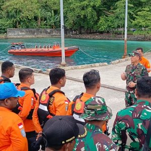 Kodam XVIII/Kasuari Bantu Basarnas Manokwari Dalam Pencarian Korban Jatuh Dari KM Dorolonda