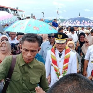 Ribuan Warga Buton Utara Sambut Kedatangan Bupati dan Wabup Baru