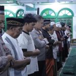 Kapolres Ketapang laksanakan Sholat Isya dan Tarawih berjamaah bersama warga