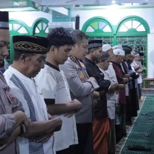 Kapolres Ketapang laksanakan Sholat Isya dan Tarawih berjamaah bersama warga