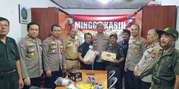 Kapolda Metro Jaya Tinjau Pengungsi Korban Banjir Pancoran