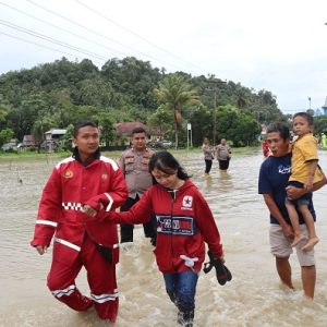 Dengan Sigap, Polisi Bantu dan Evakuasi Warga Korban Banjir di Nias Selatan