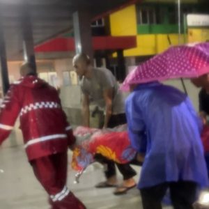 Polres Sukabumi Evakuasi Korban Banjir di Palabuhanratu