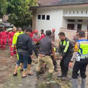Kapolres Sukabumi Berjibaku Bersihkan Material Lumpur Akibat Bencana Banjir dan Longsor 