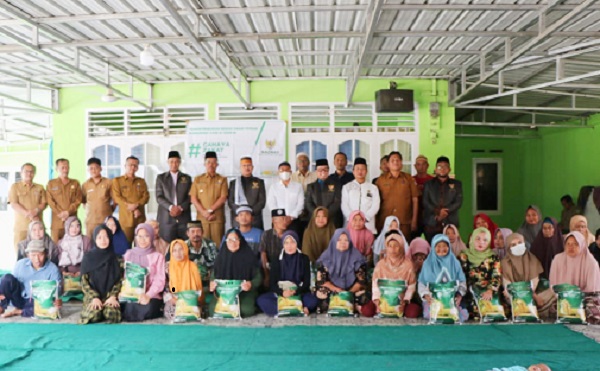 Dihadiri Wabup, BAZNAS Toba Salurkan Beras Zakat Fitrah Ramadhan
