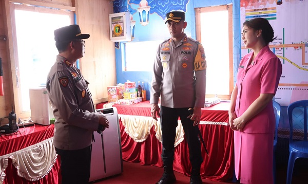 Kunjungi Pos Pengamanan Lebaran Idul Fitri 1446 Hijriyah, Kapolres dan Ketua Bhayangkari Demak Semangati Petugas