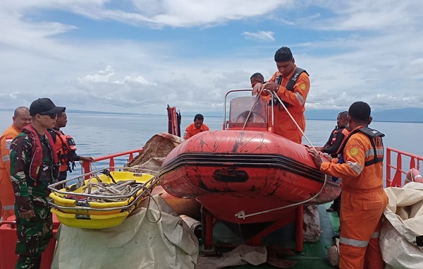 Kodam XVIII/Kasuari Bantu Basarnas Manokwari Dalam Pencarian Korban Jatuh Dari KM Dorolonda