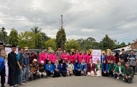 Polres Sarolangun bersama Bhayangkari Gandeng Organisasi Mahasiswa Sarolangun dan Anak Motor Bagikan Ratusan Takjil