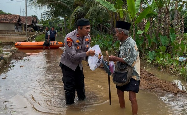 Bentuk kepeduli, Jajaran Polda Banten bagikan bantuan sembako kepada warga terdampak banjir