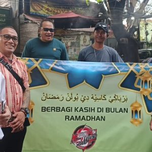 Berbagi Kebahagiaan di Bulan Ramadhan, Kawanua Legend 2000 Bagikan Takjil Gratis