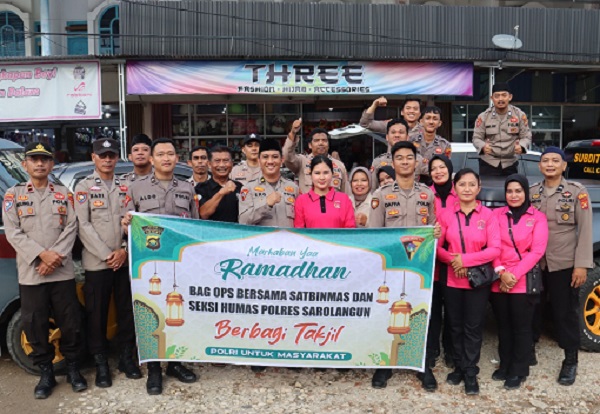 Berbagi Itu Keren, Kabag OPS Polres Sarolangun Turun Kejalan Bagikan Ratusan Takjil