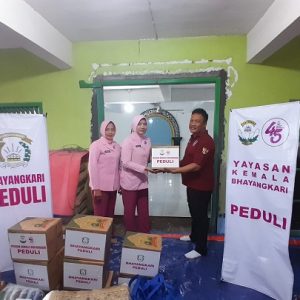 Personil Polres Demak bersama Wartawan Bagikan Bansos dan Takjil Kepada Warga Terdampak Rob