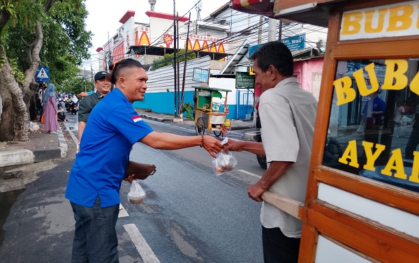 PWI Jakut bersama Introcoffe Berbagi Takjil, Kalaus Naibaho: Sinergi positif dengan pengusaha