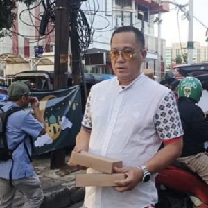 Bagian dari komitmen, Kopkar BCA KSSB berbagi takjil kepada warga