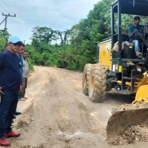 Bersama Dinas PUPR, Bupati Buton Utara Afirudin Turun Langsung Benahi Ruas Jalan Provinsi